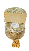 Hélène mit Kräutern